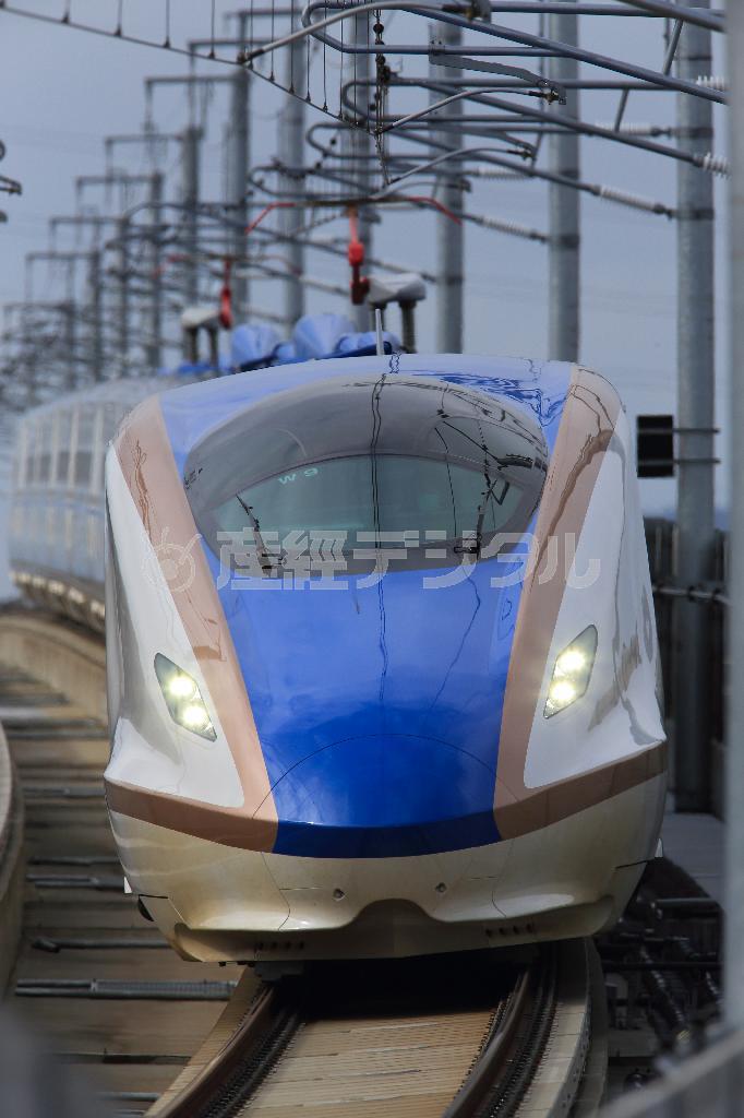 疾走する北陸新幹線の試運転車両＝２０１５年２月６日、富山県富山市（恵守乾撮影）