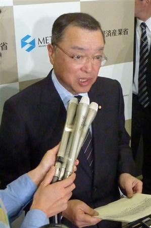 アブダビの油田権益の取得を公表する宮沢経産相＝２７日午後、経産省