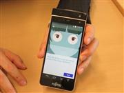 虹彩認証に対応したスマートフォンの試作機