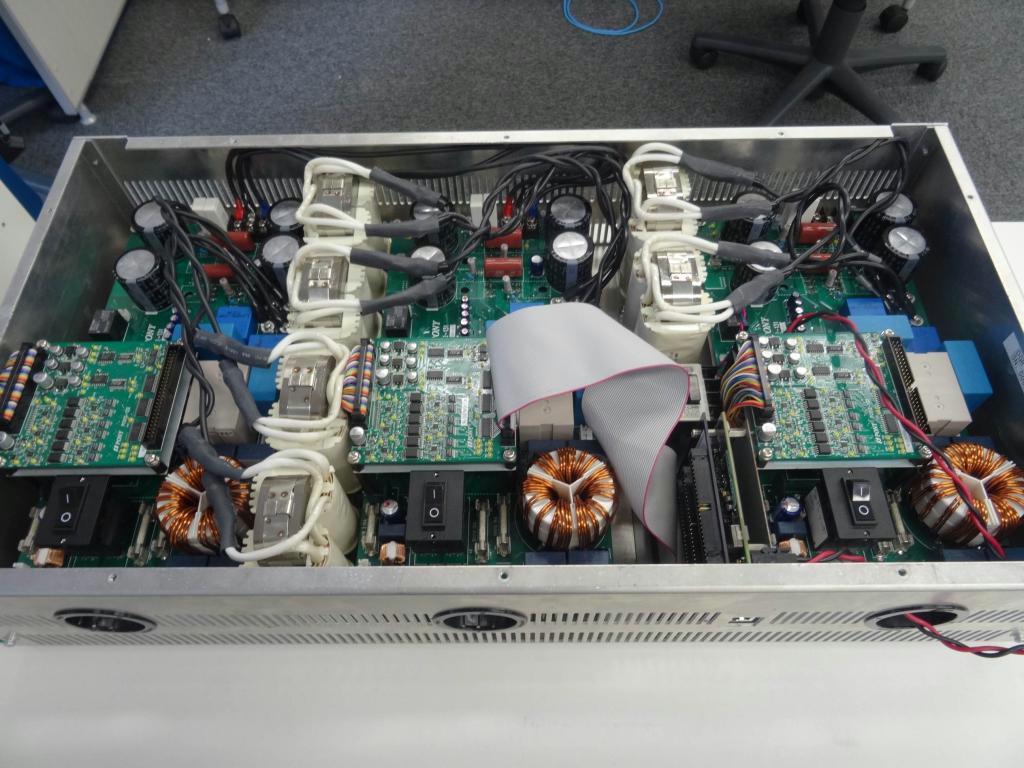 デジタルグリッドルーターの内部。インバーターとコンバーターを組み合わせ、電圧や周波数を変換する