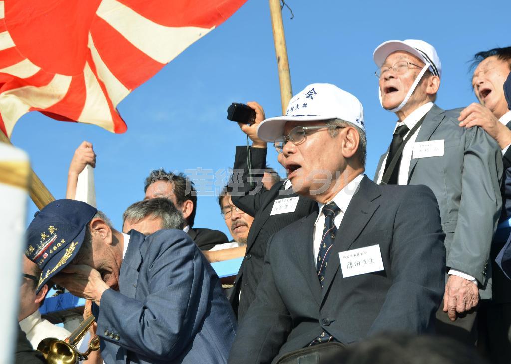 フィリピン・シブヤン海で行われた戦艦「武蔵」の洋上慰霊祭で、「海ゆかば」を歌う元乗組員ら。前列左は早川孝二さん＝２０１５年４月２６日（共同）