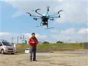 操縦が簡単で、姿勢も安定しているため、火山の調査などさまざまな用途に利用が広がる小型無人機「ドローン」＝２０１５年３月４日、大阪市（共同）
