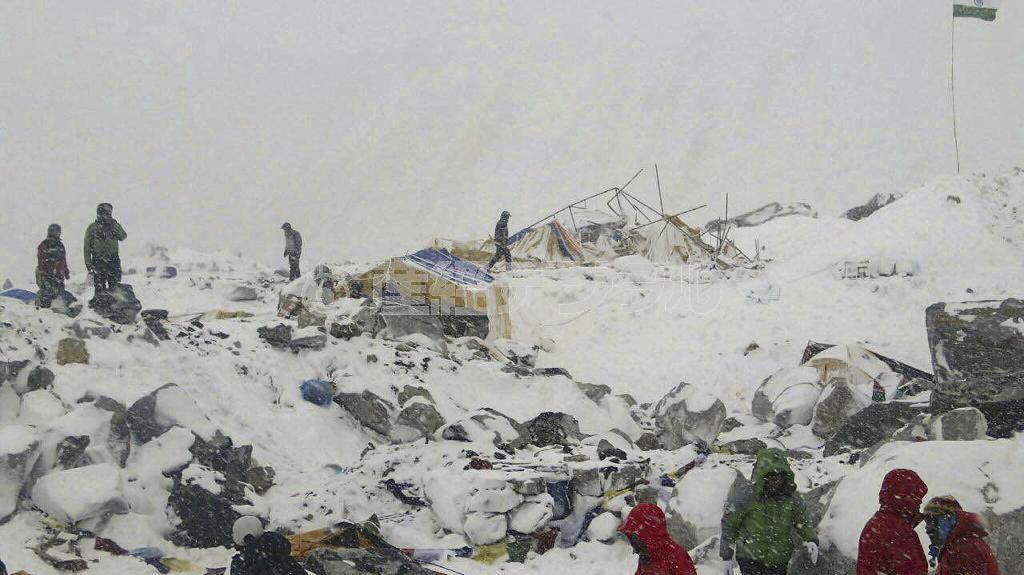 地震で発生した雪崩に巻き込まれたエベレストのベースキャンプ＝２０１５年４月２５日（アジム・アフィフ氏撮影・ＡＰ）