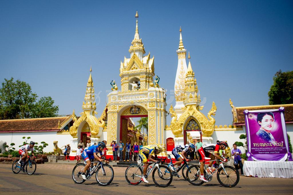 荘厳なタイの寺院の前に設置された中間スプリントポイント。シリントーン王女の誕生日を祝う写真が飾られている＝２０１５年４月４日、タイ・ナコンパノム（田中苑子さん撮影）