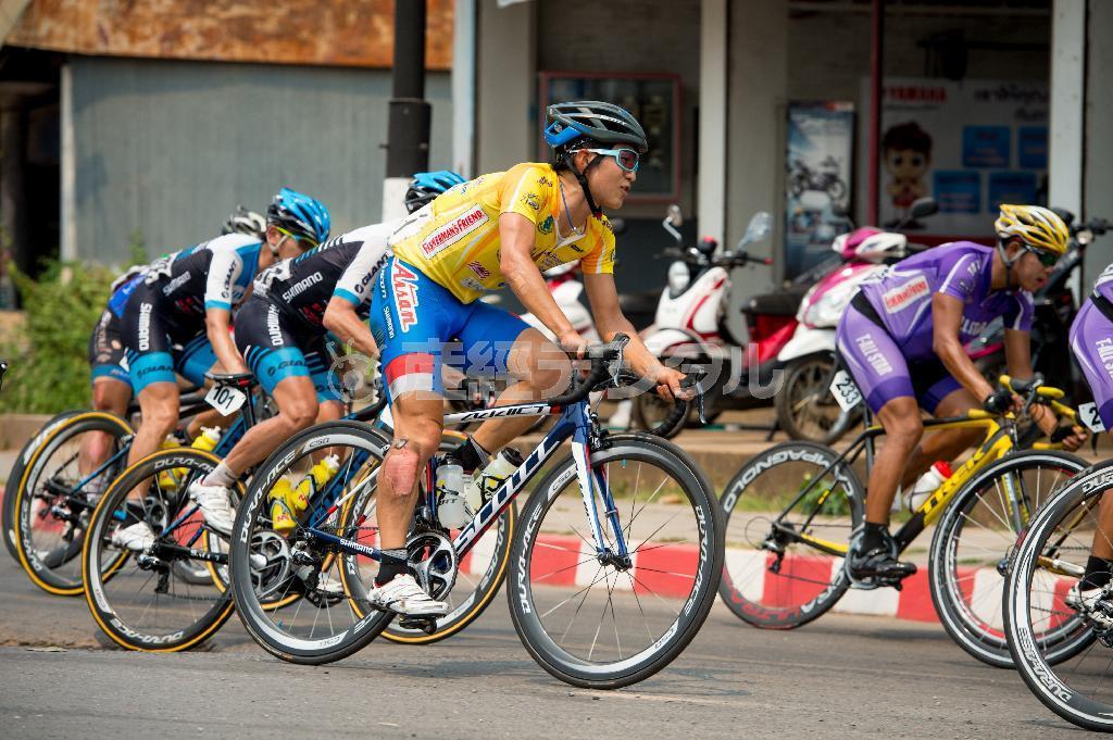 最終ステージ、脚を負傷しながらもゴールラインをめざす中島康晴（黄色のジャージ・愛三工業レーシング）＝２０１５年４月、タイ（田中苑子さん撮影）