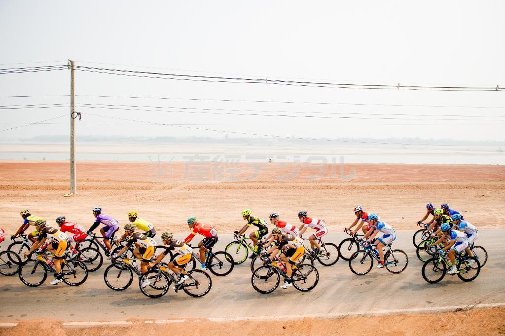 ラオスとの国境となるメコン川沿いを走る＝２０１５年４月、タイ（田中苑子さん撮影）