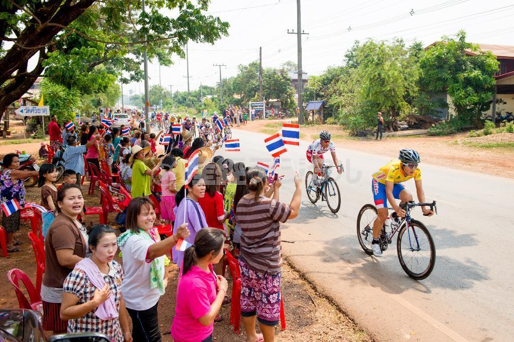 レースを見ようと幾重にも重なった人垣。タイの国旗を振って、選手たちを応援する＝２０１５年４月、タイ（田中苑子さん撮影）