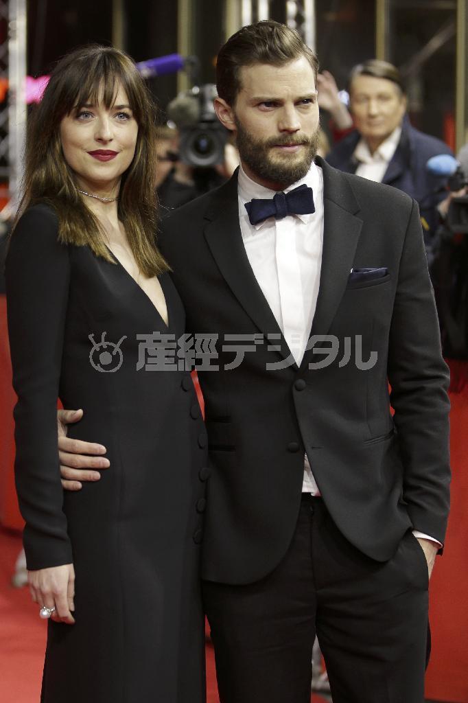 米女優、ダコタ・ジョンソンさん（左）と英俳優、ジェイミー・ドーナンさん＝２０１５年２月１１日、ドイツ・首都ベルリン（ＡＰ）