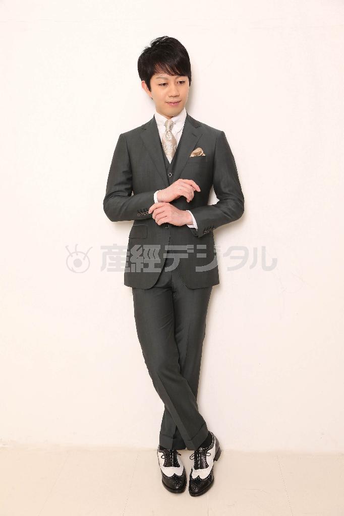 歌舞伎俳優、中村壱太郎さん。［衣裳協力］スーツ９万２８８０円、シャツ１万５１２０円、ネクタイ１万５１２０円、チーフ４３２０円、靴６万４８００円。ベストはパターンメイドオーダーのみ＝２０１５年３月２６日（大石一男さん撮影）