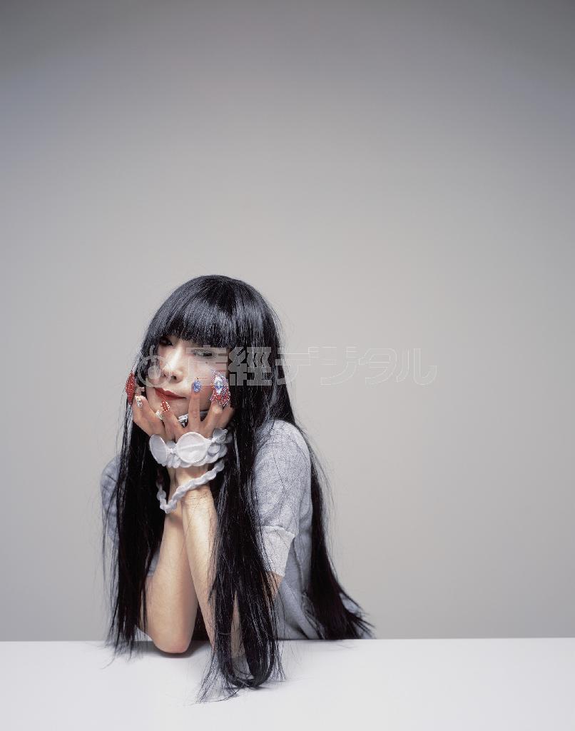 松蔭浩之「山口さよこ＿＃１」（２００５年、ディレクション／コスチュームデザイン：津村耕佑、提供写真）