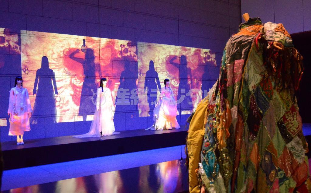 山口小夜子×生西康典×掛川康典「夢よりも少し長い闇」（２０１５年、提供写真）