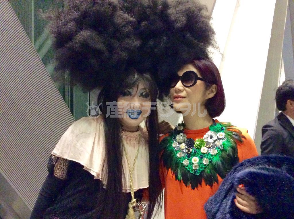 ドラァグクイーンのヴィヴィアン佐藤さん（左）とフラワー・アーティストの花千代さん＝２０１５年４月１０日（花千代さん提供）