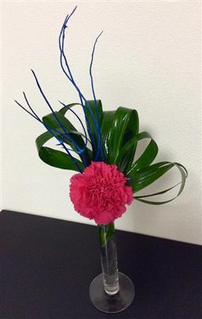 母の日に贈る１輪＿スタイリッシュに（Ｆｉｎｉｓｈ！、花千代さん提供）