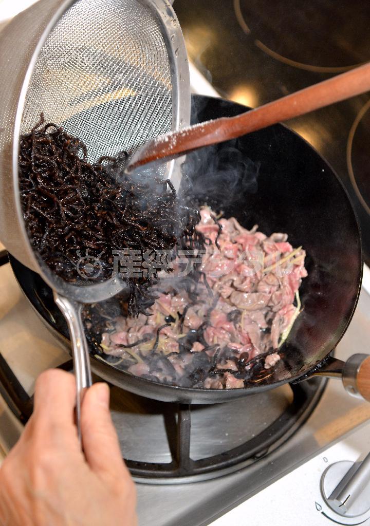 牛肉とひじきのまぜご飯（作り方２）＿＿フライパンにしょうがとごま油を合わせ中火で炒める。香りが立ったら牛肉、水気を切った芽ひじきを加え、さらに炒める。酒、醤油を加え汁気が飛ぶまで炒め、最後ににんじんを加える（宮崎瑞穂撮影）