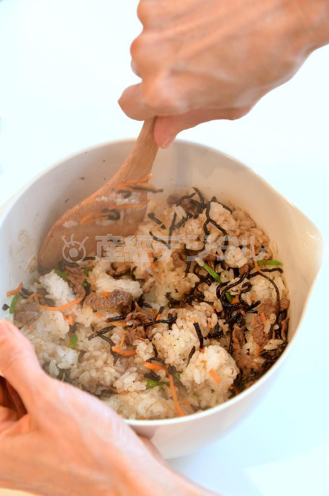 牛肉とひじきのまぜご飯（作り方３）＿＿［作り方２：料理したひじきや牛肉］を炊きたてのご飯に加えてまぜ、絹さやも加える。好みで粉山椒をかけていただく（宮崎瑞穂撮影）