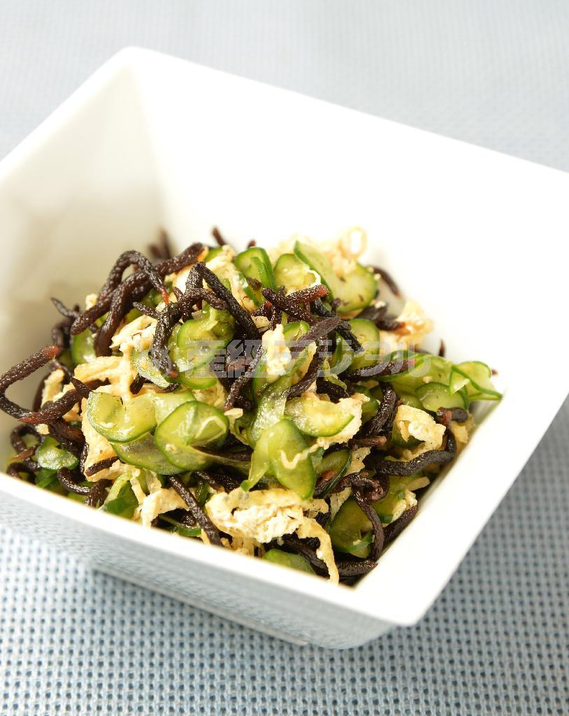 キュウリと油揚げの酢の物（宮崎瑞穂撮影）