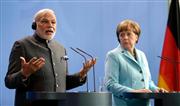 共同記者会見に臨むインドのモディ首相（左）とドイツのメルケル首相＝今月、独ベルリン（ＡＰ）