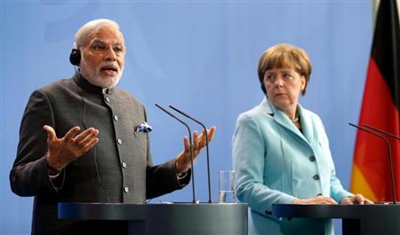 共同記者会見に臨むインドのモディ首相（左）とドイツのメルケル首相＝今月、独ベルリン（ＡＰ）