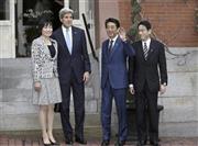 米国訪問の初日となった４月２６日、ジョン・ケリー米国務長官（中央左）の私邸前で、出迎えを受ける安倍晋三（しんぞう）首相と昭恵夫人。右端は岸田文男外相。ジョン・ケリー氏と岸田氏は２７日、外務・防衛担当閣僚による安全保障協議委員会（２プラス２）に出席した＝２０１５年、米マサチューセッツ州ボストン（ＡＰ）