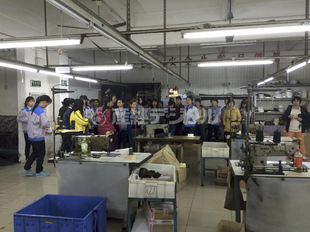 中国・広東省中山市のハンドバッグ工場でストライキを決行する労働者たち。スト急増で「労働者意識の覚醒」が指摘されている＝２０１５年３月２６日（ＡＰ）