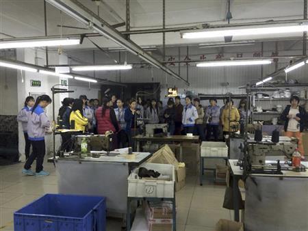 中国・広東省中山市のハンドバッグ工場でストライキを決行する労働者たち。スト急増で「労働者意識の覚醒」が指摘されている＝２０１５年３月２６日（ＡＰ）