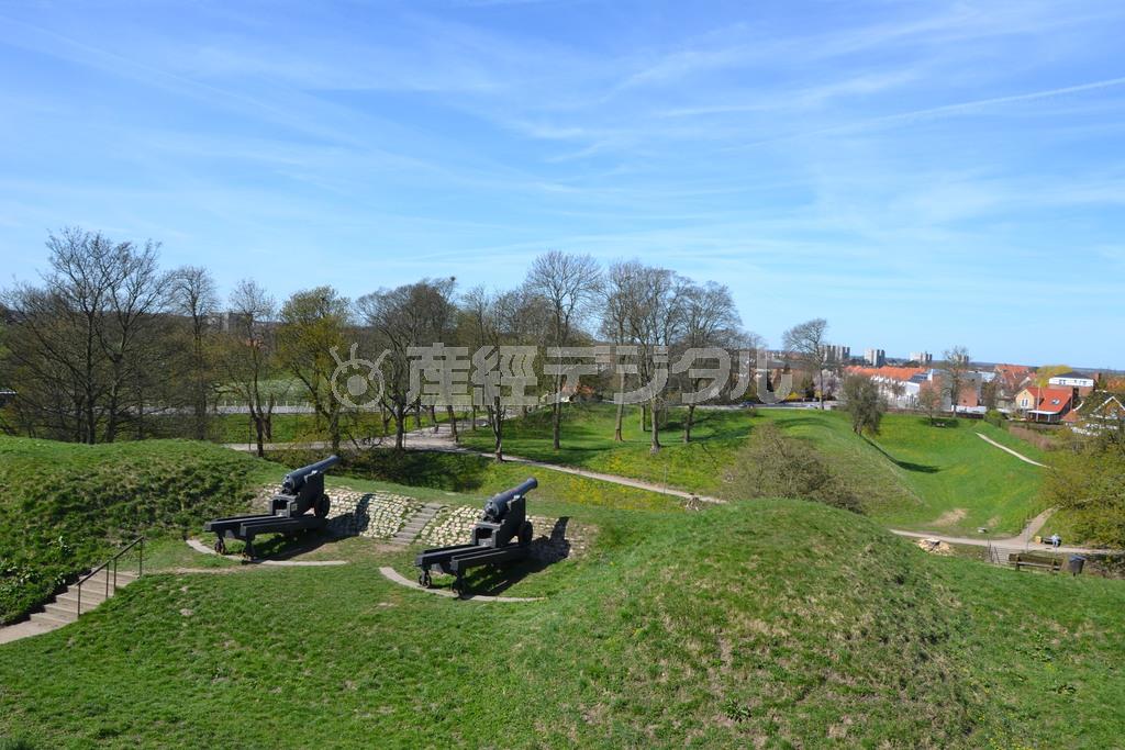 フレデリシアのしっかり保存された堡塁（ほうるい）では、今でも大砲が壁外の“敵”を狙っている＝２０１５年４月２０日、デンマーク（銭本隆行さん撮影）