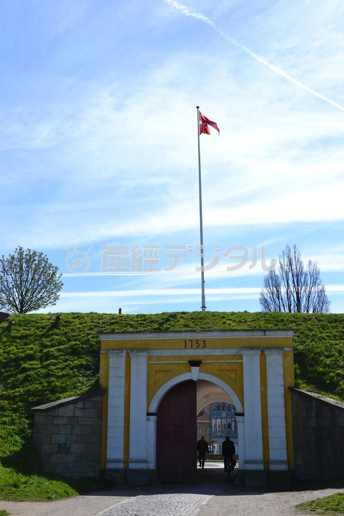かつて“町の玄関”であったプリンセス門。現在も市民が往来に使っており、門の上ではデンマーク国旗がはためく＝２０１５年４月２０日、デンマーク・フレデリシア（銭本隆行さん撮影）