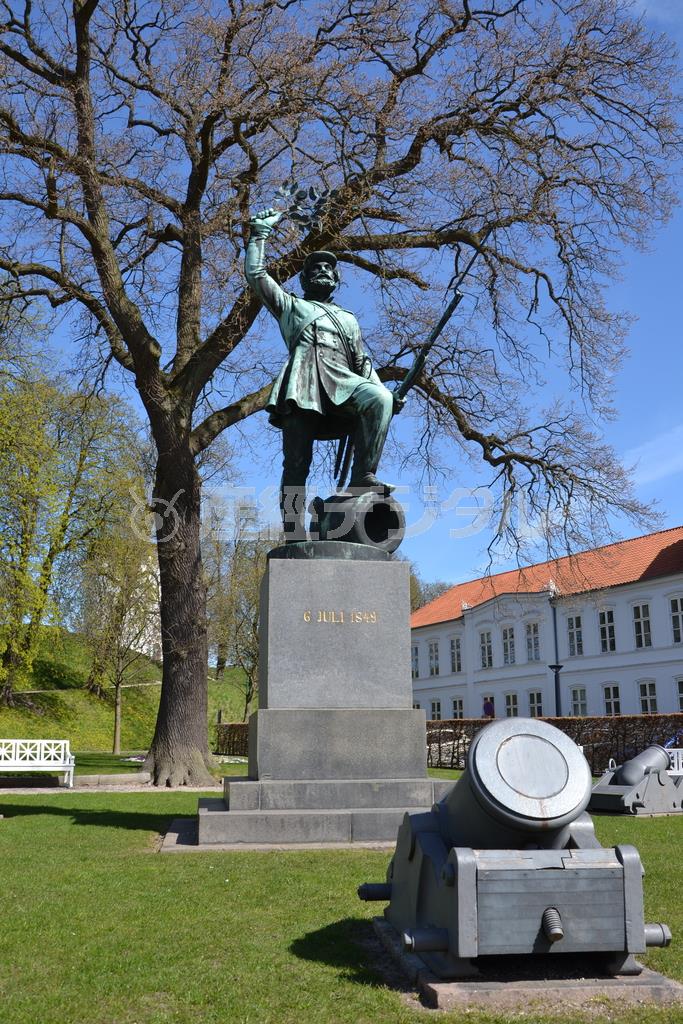 １８４９年７月６日の勝利を祝した兵士の像。１８５８年に建立された＝２０１５年４月２０日、デンマーク・フレデリシア（銭本隆行さん撮影）