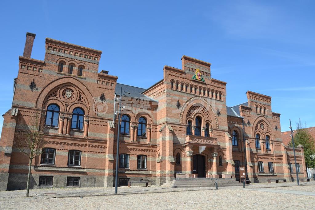 荘厳な趣の旧市庁舎。現在は会議室などに利用されている＝２０１５年４月２０日、デンマーク・フレデリシア（銭本隆行さん撮影）