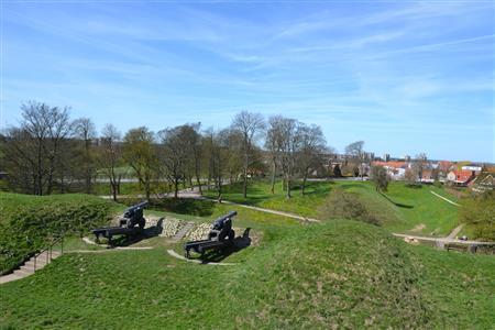 フレデリシアのしっかり保存された堡塁（ほうるい）では、今でも大砲が壁外の“敵”を狙っている＝２０１５年４月２０日、デンマーク（銭本隆行さん撮影）