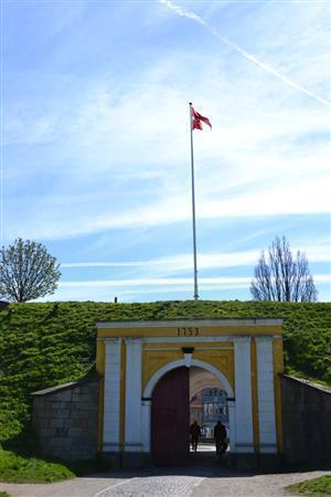 かつて“町の玄関”であったプリンセス門。現在も市民が往来に使っており、門の上ではデンマーク国旗がはためく＝２０１５年４月２０日、デンマーク・フレデリシア（銭本隆行さん撮影）