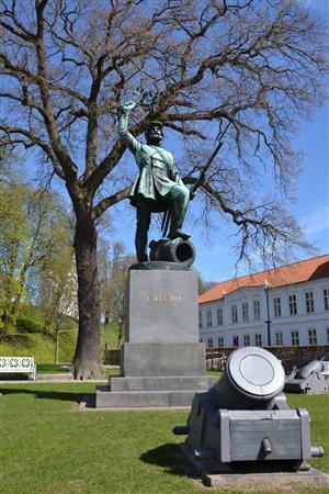 １８４９年７月６日の勝利を祝した兵士の像。１８５８年に建立された＝２０１５年４月２０日、デンマーク・フレデリシア（銭本隆行さん撮影）