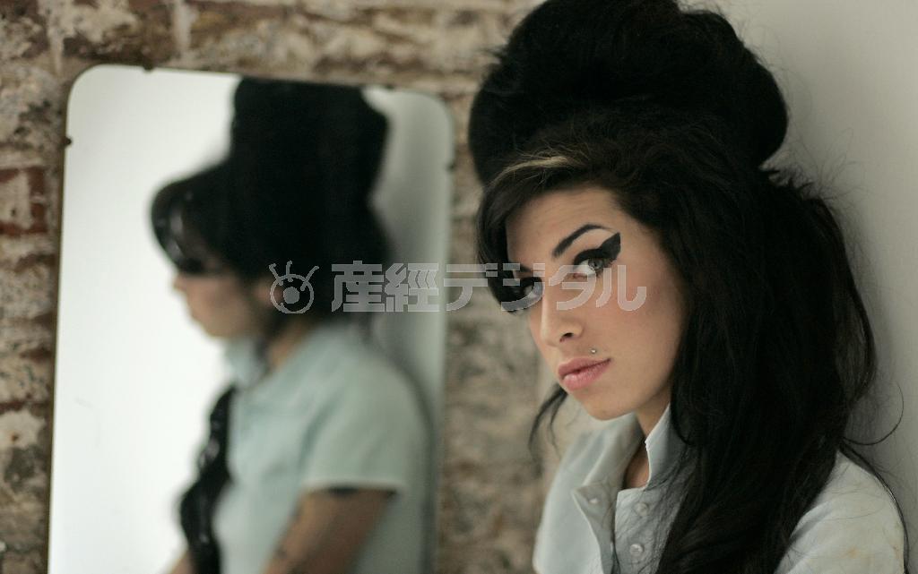 ２０１１年に２７歳で急死した英歌手、エイミー・ワインハウスさん＝２００７年２月１６日、英国・首都ロンドン（ＡＰ）