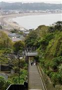 由比ガ浜、材木座の海岸線を望む参道の石段＝２０１５年４月１９日、神奈川県鎌倉市