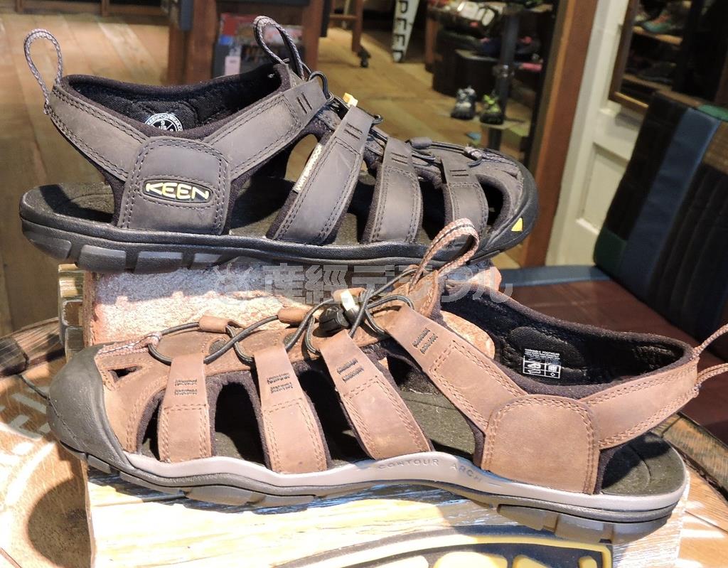 大地と体をコネクト（Ｃｏｎｎｅｃｔ＝ＣＮＸ）するという「クリアウォーターＣＮＸ」シリーズのレザー版で、東京、大阪の直営店とＫＥＥＮオンラインショップ限定。Ｎｅｗｐｏｒｔなどの定番に比べ靴底がやや薄いが、ウォータープルーフ加工も施しサポート性はバッチリ。手前からダーク＿アース／ブラック、マグネット／ブラック（各１万６２００円）＝２０１５年４月２０日、東京都渋谷区（藤沢志穂子撮影）