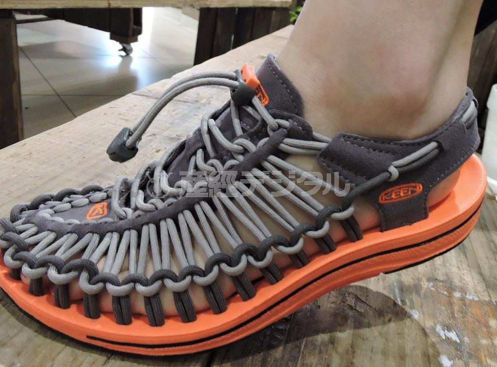 ＵＮＥＥＫは２本のコードと靴底だけで作られ、足の大きさによって自由に伸縮するだけでなく、どんな動きにも瞬時にフィットする＝２０１５年４月２０日、東京都渋谷区（藤沢志穂子撮影）