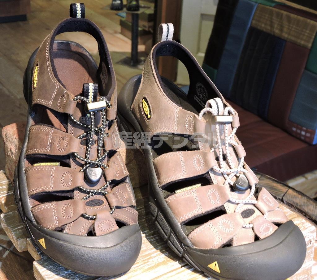 創業モデルＮｅｗｐｏｒｔは、「サンダルはつま先を守れるだろうか」という創業者ローリー・ファーストの疑問をきっかけに生まれた。２００３年発表、従来のサンダルのイメージを覆す、アウトドアの水陸両用のヒット商品に。防水ヌバックレザーを使用。左は定番カラーのＢｉｓｏｎ（ビソン）、右は新色のホワイト＿ペッパー＿ブラック（各１万６２００円）＝２０１５年４月２０日、東京都渋谷区（藤沢志穂子撮影）