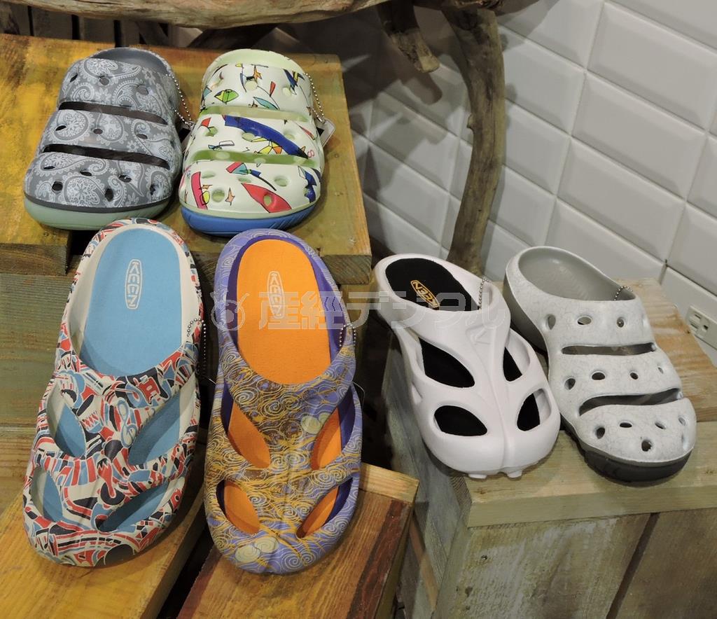 日本限定のリラックスサンダル。Ｙｏｇｕｉ（ヨギ）シリーズ（奥、７３４４～８９６４円）、Ｓｈａｎｔｉ（シャンティ）シリーズ（手前、６８０４～７３４４円）。プリントによって価格が異なり、メンズ、ウィメンズともあり。オフィス履きやガーデニングシューズなど使い道の多いロングセラー商品＝２０１５年４月２０日、東京都渋谷区（藤沢志穂子撮影）