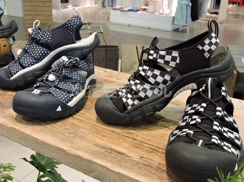 創業モデルＮｅｗｐｏｒｔをアレンジしたＮｅｗｐｏｒｔ＿Ｈ２。ポリエステエル素材を使い、軽量で水辺で履きやすい。人気の水玉（左）と今年の新色チェッカー＿フラッグ（各１万２９６０円）。メンズ、ウィメンズともあり＝２０１５年４月２０日、東京都渋谷区（藤沢志穂子撮影）