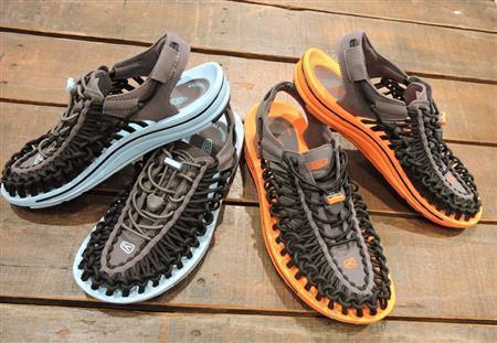 オモハラステーション限定色のＵＮＥＥＫ。左はマグネット＿ブラック＿ネオンカプリ（ウィメンズのみ）、右はマグネット＿ブラック（メンズのみ）、各１万２９６０円＝２０１５年４月２０日、東京都渋谷区（藤沢志穂子撮影）