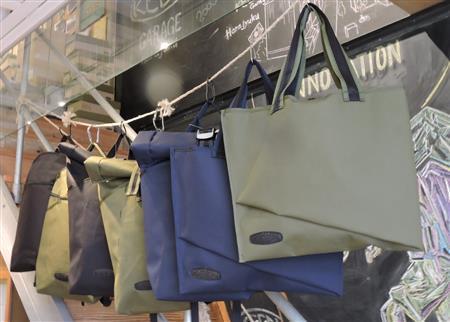 折り紙をモチーフにした日本発信のバッグコレクション。リサイクルのアルミニウムやラバーなども使っている。サッター＿トート（手前２点、１万２４２０円）、フィルモア＿ロールトップ（中央３点、１万６７４０円）、ポスト＿デイパック（奥２点、１万５５６０円）＝２０１５年４月２０日、東京都渋谷区（藤沢志穂子撮影）