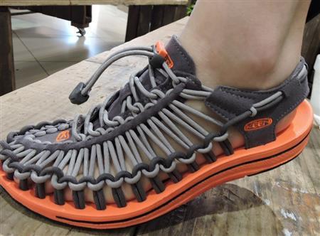 ＵＮＥＥＫは２本のコードと靴底だけで作られ、足の大きさによって自由に伸縮するだけでなく、どんな動きにも瞬時にフィットする＝２０１５年４月２０日、東京都渋谷区（藤沢志穂子撮影）