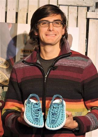 自ら開発したＵＮＥＥＫを持つローリー・ファースト・ジュニアさん＝２０１５年３月１９日、東京都渋谷区（藤沢志穂子撮影）