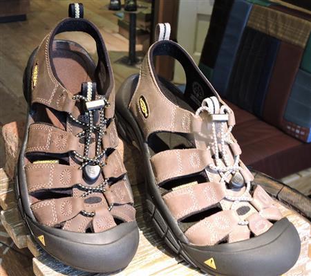 創業モデルＮｅｗｐｏｒｔは、「サンダルはつま先を守れるだろうか」という創業者ローリー・ファーストの疑問をきっかけに生まれた。２００３年発表、従来のサンダルのイメージを覆す、アウトドアの水陸両用のヒット商品に。防水ヌバックレザーを使用。左は定番カラーのＢｉｓｏｎ（ビソン）、右は新色のホワイト＿ペッパー＿ブラック（各１万６２００円）＝２０１５年４月２０日、東京都渋谷区（藤沢志穂子撮影）