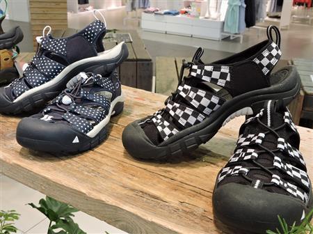 創業モデルＮｅｗｐｏｒｔをアレンジしたＮｅｗｐｏｒｔ＿Ｈ２。ポリエステエル素材を使い、軽量で水辺で履きやすい。人気の水玉（左）と今年の新色チェッカー＿フラッグ（各１万２９６０円）。メンズ、ウィメンズともあり＝２０１５年４月２０日、東京都渋谷区（藤沢志穂子撮影）