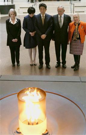 ホロコースト博物館を訪問し、祈りをささげる安倍首相（中央）と昭恵夫人（その左）＝２７日、ワシントン（共同）