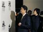 ホロコースト博物館を訪れ、故杉原千畝氏（左上）らの写真を見る安倍首相と昭恵夫人＝２７日、ワシントン（共同）