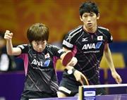 吉村真晴（右）と組み、世界選手権の混合ダブルス２回戦に出場した石川佳純＝中国・蘇州（共同）