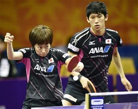 吉村真晴（右）と組み、世界選手権の混合ダブルス２回戦に出場した石川佳純＝中国・蘇州（共同）