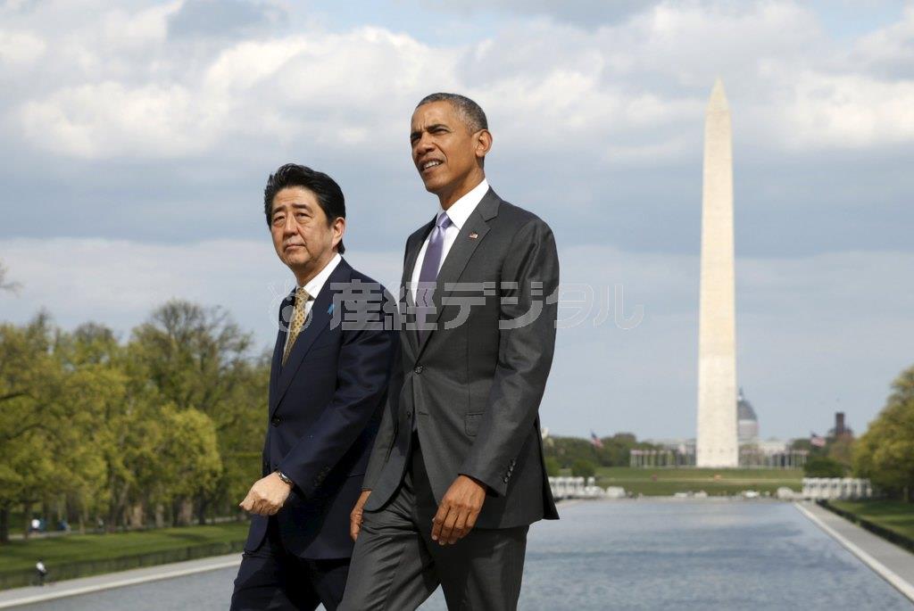 バラク・オバマ大統領（右）とともにリンカーン記念堂を訪れた安倍晋三（しんぞう）首相＝２０１５年４月２７日、米国・首都ワシントン（ロイター）